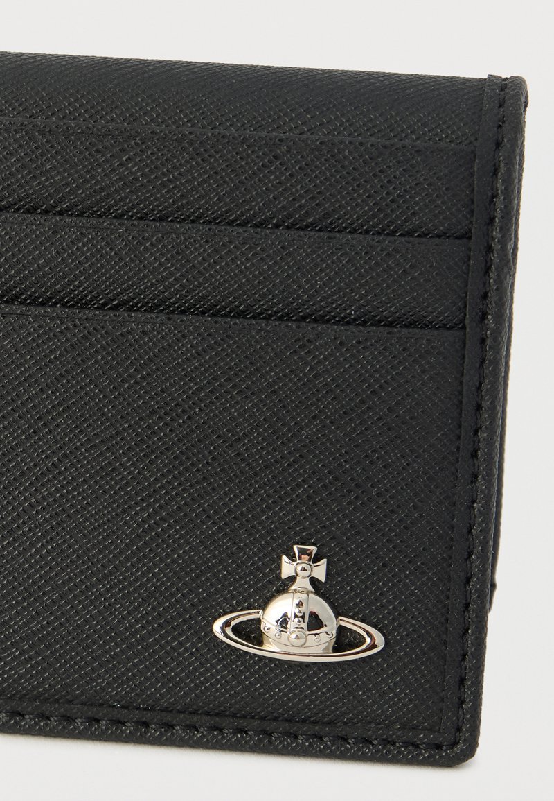Portefeuille noir texturé avec multiples emplacements pour cartes, ornée d'un emblème argenté à thème planétaire. Les bords cousus renforcent la durabilité et le design.