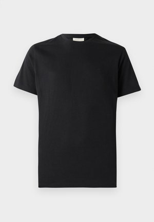 Černé tričko s krátkým rukávem a kulatým výstřihem s jemně embosovaným logem na levé straně hrudníku, zobrazené na jednobarevném bílém pozadí.