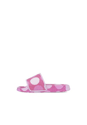 Sandalia de dedo rosa con patrón, con una parte superior texturizada, que presenta un destacado acento circular blanco en la correa y un diseño de suela curvada.