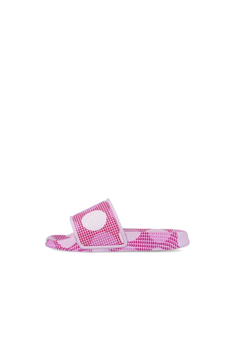 Sandalia de dedo rosa con patrón, con una parte superior texturizada, que presenta un destacado acento circular blanco en la correa y un diseño de suela curvada.