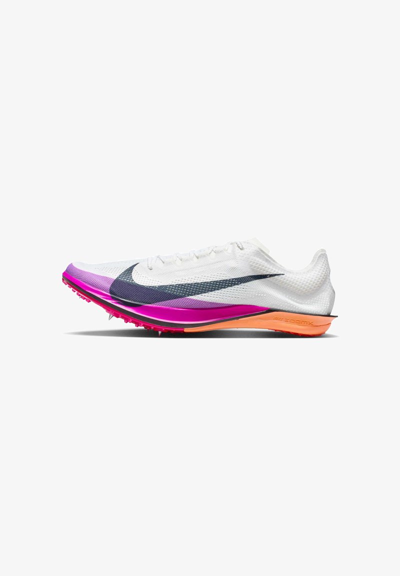 Chaussure de course blanche avec des accents violets et roses, design élégant, tige en mesh texturé, logo Nike swoosh noir, et semelle intermédiaire orange avec des pointes.