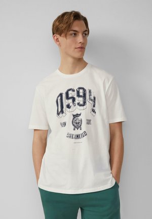 Witte katoenen t-shirt met een marineblauwe grafische print van "OS94" en een wereldbolontwerp, korte mouwen, ontspannen pasvorm en een ronde hals.