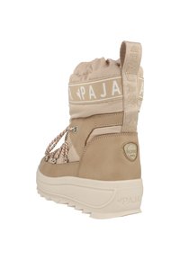 Bota de invierno beige con parte superior acolchada, cuero texturizado, cuello elástico y cordones con patrón. Cuenta con una suela de goma y un detalle de logo.