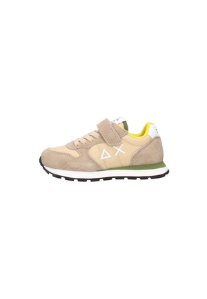 Sneaker beige e tan con dettagli in suede, simboli geometrici bianchi sul lato, fodera gialla, dettaglio verde sulla suola e chiusura con cinturino in velcro.