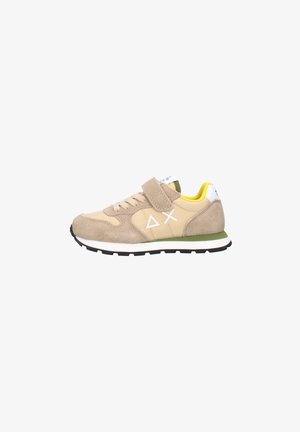 Sneaker beige e tan con dettagli in suede, simboli geometrici bianchi sul lato, fodera gialla, dettaglio verde sulla suola e chiusura con cinturino in velcro.