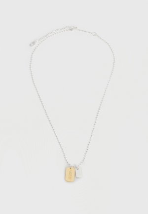 Sølv kuglekæde Halskæde med to rektangulære vedhæng, et guld indgraveret med tekst og et almindeligt sølv, på hvid baggrund.