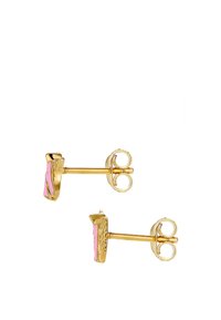 Guldtonede stud øreringe med et tekstureret design, prydet med en pink emaljeaccent og en bageste lukning.