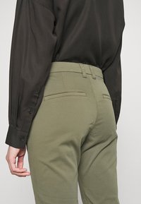 Selected Femme SLFMILEY - Chinos - ivy green