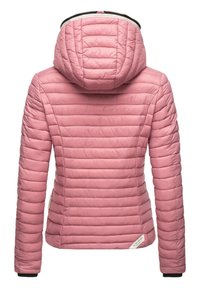 Rosa puffjacka med ett quiltat mönster, justerbar huva och elastiska ärmslut. Har en logotag nära nederkanten. Slät, lätt textur.