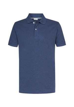 Camisa polo de color azul marino hecha de suave tela de algodón, con un cuello clásico, tapeta de tres botones y mangas cortas.