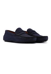 Marineblaue Lederloafer mit Slip-On-Design, strukturiertem Vorderteil und Gummisohle mit erhabenen Punkten für besseren Halt.