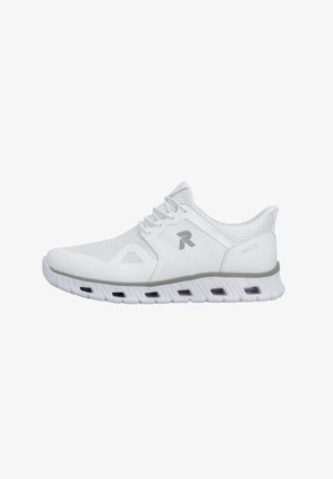 Baskets de sport blanches avec dessus en mesh, logo "R" gris sur le côté, lacets et semelle ventilée pour respirabilité et amorti.