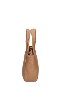 Borsa a tracolla in pelle tan con una trama liscia, forma alta, due manici corti e chiusura superiore con zip. Nessuna fantasia o hardware visibile.