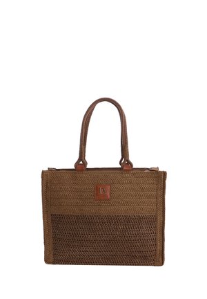 Bolso tote marrón tejido con dos asas y un pequeño logo de parche de cuero en el centro frontal.