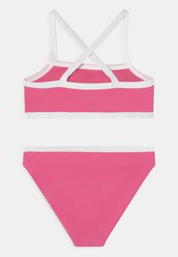 Conjunto de bikini rosa com um top de costas cruzadas e calções a condizer. Apresenta um acabamento em branco ao longo das bordas. Tecido liso e elástico de cor sólida.