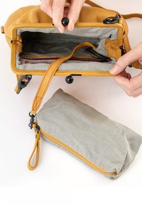 Aunts & Uncles FORTUNE COOKIE - Schoudertas - satin brass