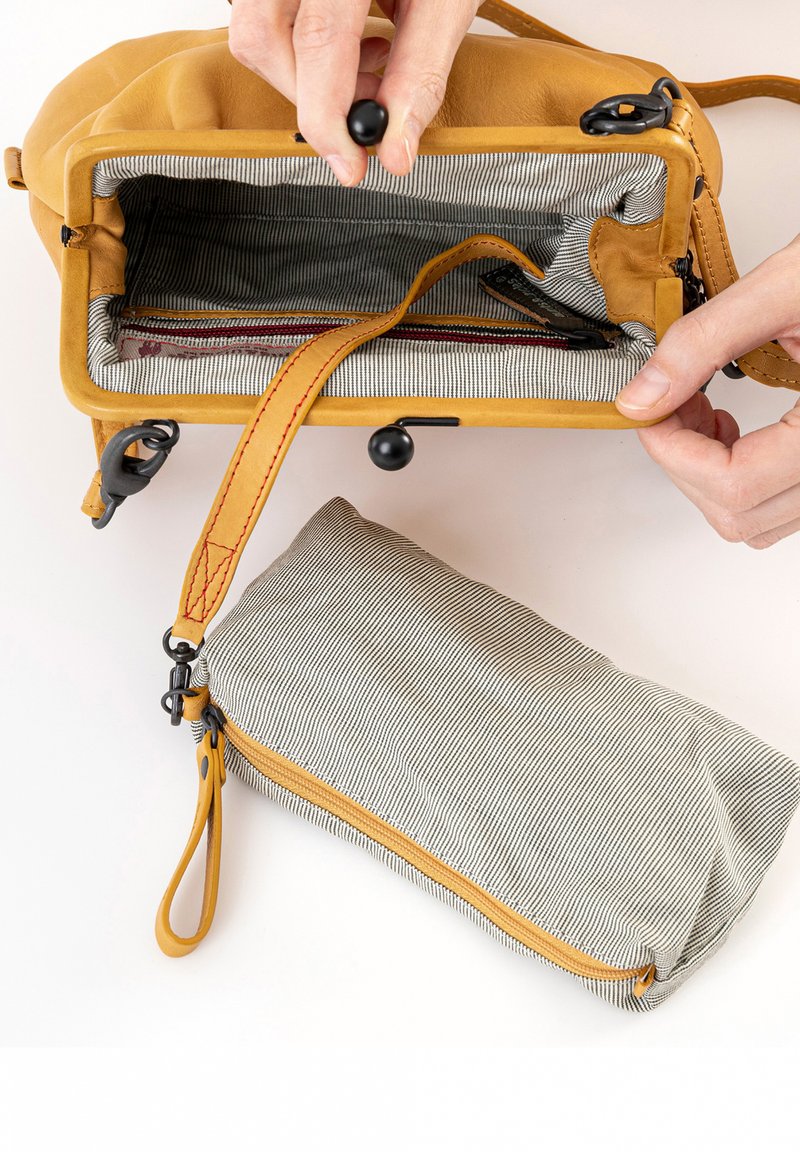 Aunts & Uncles FORTUNE COOKIE - Schoudertas - satin brass