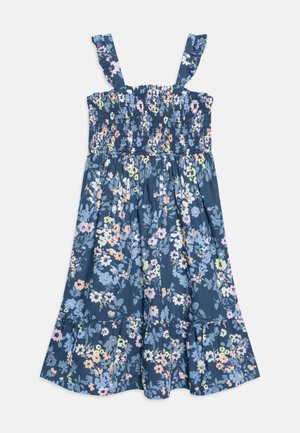 Niebieska sukienka bez rękawów z marszczonym stanem, falbanianymi ramiączkami i wielokolorowym kwiatowym wzorem na całej tkaninie.