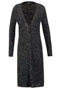 Pitkä musta neuletakki, joka on valmistettu teksturoidusta kankaasta. Siinä on syvä V-kaula-aukko, pitkät hihat ja nappikiinnitys edessä.