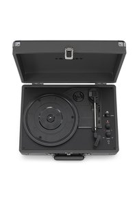 Tocadiscos portátil negro con un estuche rígido, que cuenta con un plato circular, brazo de tono y botones de control para ajustes de volumen y tono.