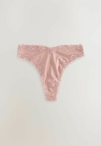 Roze slip met kant, gemaakt van zachte satijnstof, met bloemenkant aan de randen en een minimalistische driehoekige vorm.