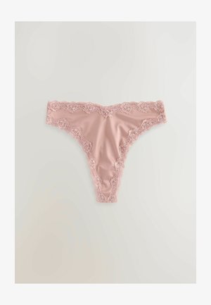 Rozā apakšveļas biksītes ar mežģīņu apdari, izgatavotas no mīksta satīna auduma, ar ziedu mežģīņu akcentiem gar malām un minimālistisku trīsstūra formu.