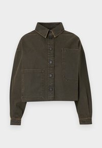 Giacca di jeans tagliata in verde scuro con chiusura a bottoni, colletto a punta e grande tasca sul petto. Presenta cuciture a contrasto e maniche lunghe.