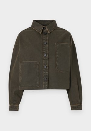 Verkorte denimjack in donkergroen met knoopsluiting aan de voorkant, puntige kraag en grote borstzak. Heeft contrasterende stiksels en lange mouwen.