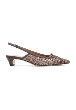 Brązowy, pleciony but na niskim obcasie typu kitten heel z odkrytą piętą, z ostrym noskiem i małą kokardką z boku, pokazany z profilu na białym tle.
