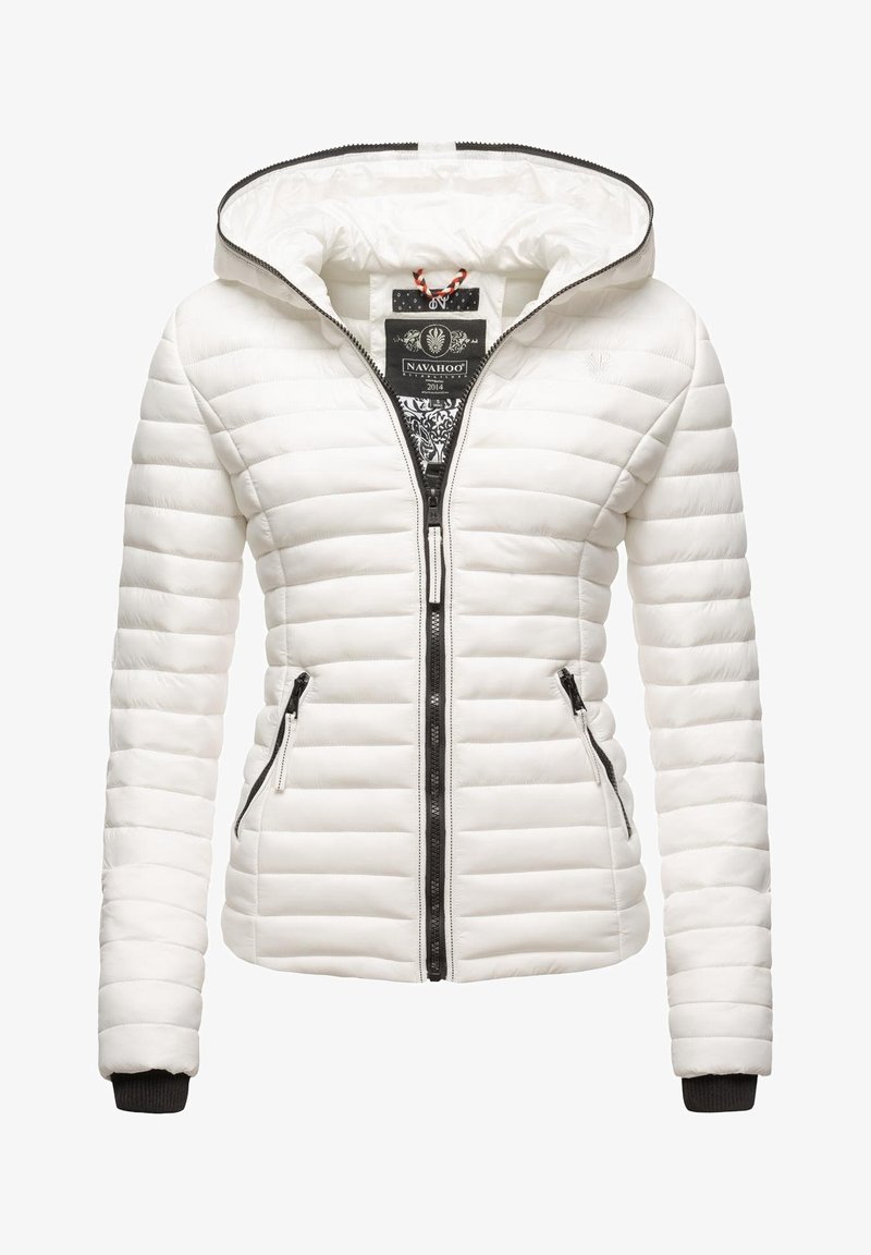 Veste matelassée blanche à capuche pour femme avec fermeture éclair noire, poches zippées et poignets intérieurs noirs, vue de face.