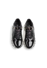 Svart patenterat läder sneakers med texturerade detaljer, kraftiga gummisulor och svarta snörningar. Har metalliska accenter nära tungan.