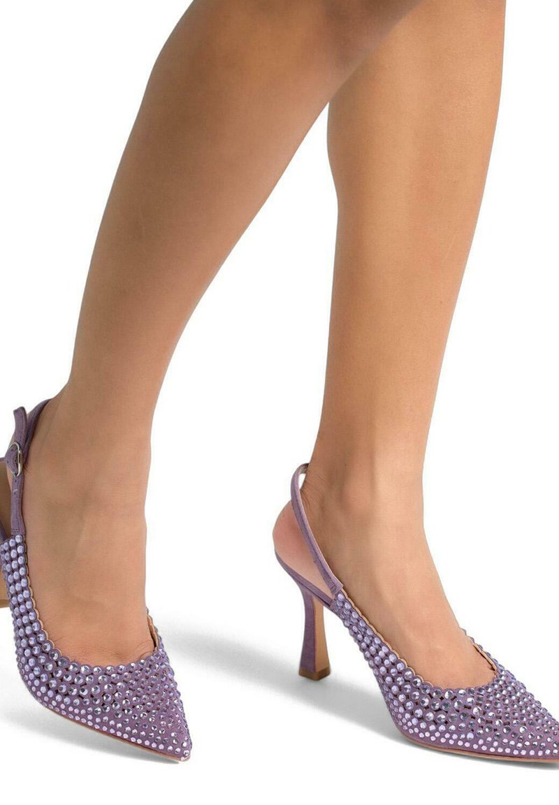 Tacchi slingback lilla con punta affusolata, adornati con borchie rotonde argentate lungo la parte anteriore e un tacco sottile.
