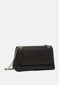 Borsa a spalla nera con tracolla in catena dorata, realizzata in un tessuto texturizzato decorato con un motivo a logo ripetuto e una chiusura a pattina.