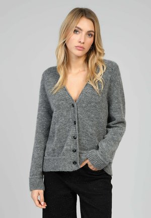Cardigan gris en tricot avec un col en V, une fermeture boutonnée, des manches longues, des poignets en côtes et une coupe décontractée. Texture douce avec un motif subtil.