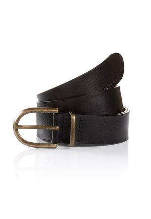Ceinture en cuir noir avec une boucle en laiton arrondie. Présente une texture lisse et un bord piqué distinct.