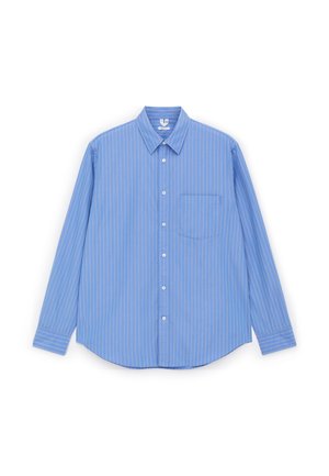 Blauw overhemd met verticale witte strepen, een brede kraag, lange mouwen en een borstzak aan de linkerkant. Gladde stoftextuur.