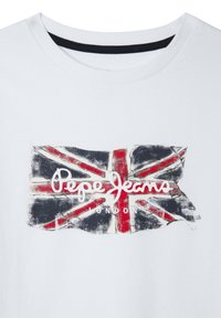 Bijela pamučna majica s grafikom istrošenog britanskog zastava. Ispod zastave ispisan je logo "Pepe Jeans London" u crvenoj boji.
