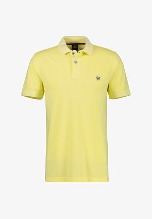Polo jaune en coton doux, doté d'un plastron à deux boutons, de manches courtes et d'un petit logo sur la poitrine gauche.