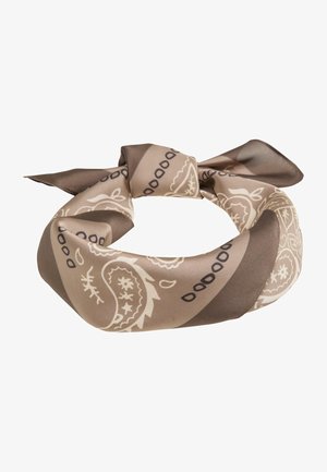 Fular din mătase maro cu un model paisley în crem. Are o textură netedă, legat sub formă de buclă cu capete ascuțite. Accentele includ contururi negre.