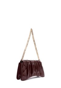 Borsa a mano in pelle verniciata borgogna con design plissettato, tracolla in catena dorata, silhouette piatta e lati senza giunture.