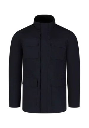 Czarna kurtka z długim rękawem, wysokim kołnierzem i czterema przednimi kieszeniami z patkami, zaprojektowana do noszenia na zewnątrz lub na co dzień.