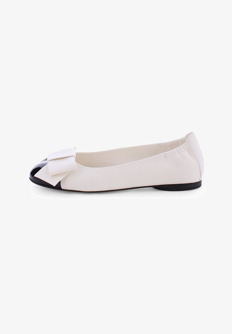 Witte ballerina met een zwarte neus en een strikaccent aan de voorkant. Glad materiaal en een lage, ronde hak.