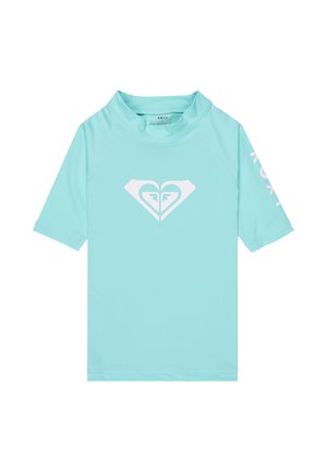 Lichtblauw rashguard met korte mouwen en hoge kraag, wit hartvormig logo op de borst en gedeeltelijke witte tekst op de linker mouw.