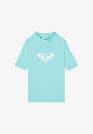 Jasnoniebieska koszulka z krótkim rękawem i wysokim kołnierzem, białe logo w kształcie serca na piersi oraz częściowy biały napis na lewym rękawie.