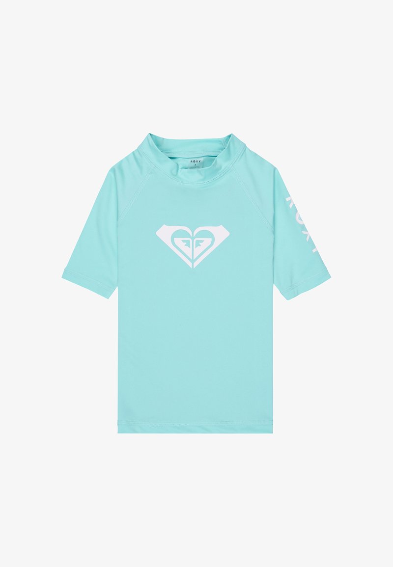 T-shirt de protection anti-UV bleu clair à manches courtes avec col montant, logo en forme de cœur blanc sur la poitrine, et texte blanc partiel sur la manche gauche.