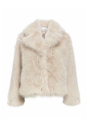 Veste en fausse fourrure beige clair avec une texture douce et duveteuse. Elle possède un col cranté et des manches longues, avec une forme carrée et une ouverture devant.