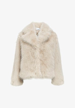 Veste en fausse fourrure beige clair avec une texture douce et duveteuse. Elle possède un col cranté et des manches longues, avec une forme carrée et une ouverture devant.