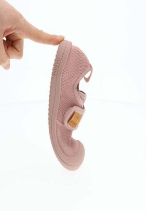 Zapato de punto rosa con una correa de velcro y un acento de cuero marrón claro. Punta redondeada y suela de goma flexible. Parte superior ligeramente texturizada.