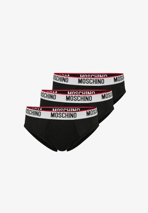 Trzy czarne męskie slipy z białymi elastycznymi pasami w talii z napisem "Moschino" czarnymi literami i cienkim czerwonym obszyciem na górze.