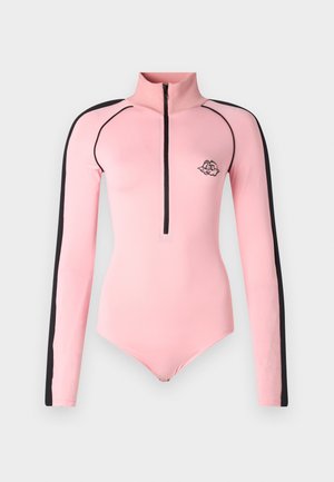 Body a maniche lunghe di colore rosa con colletto alto, accenti laterali neri e una cerniera centrale. Presenta un logo ricamato sul petto.